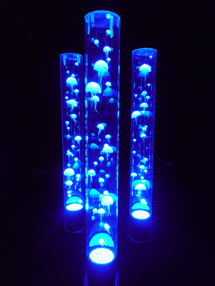 Miki Nakamura <br> Colonne de méduses (lumineux)